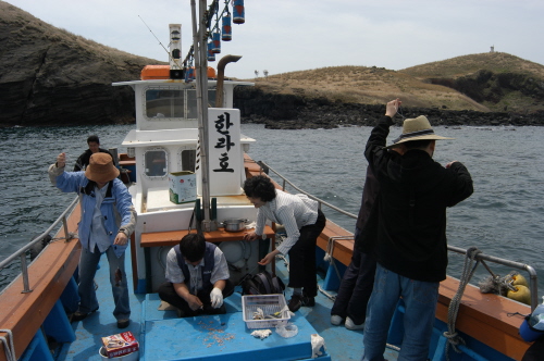 차귀도 해역에서 이루어지는 선상낚시 체험 